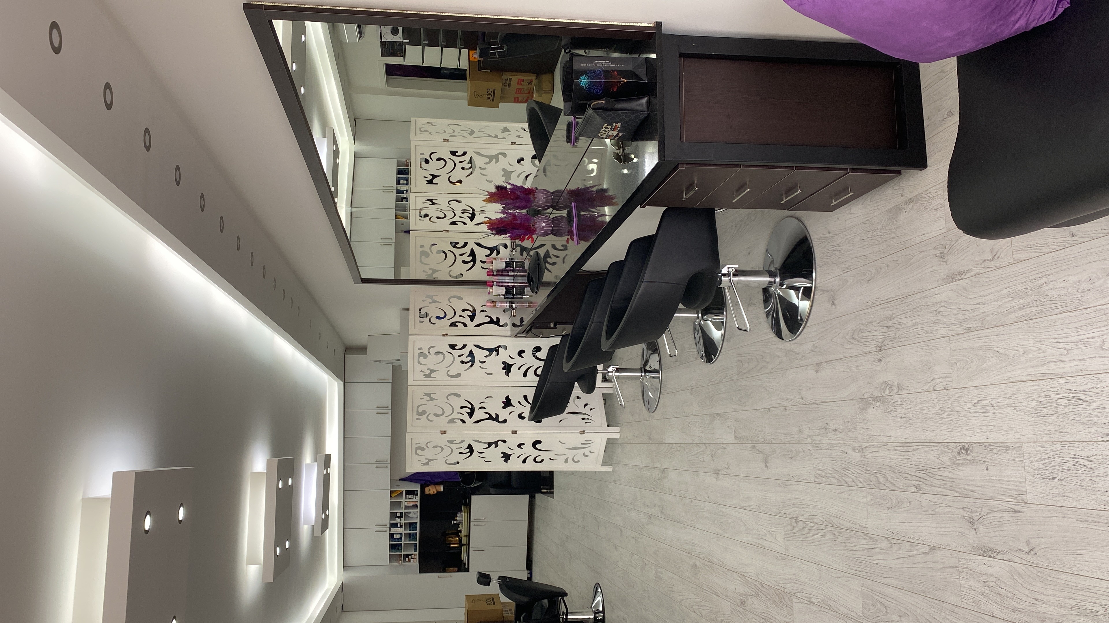 Mirror and lavender details of the salon